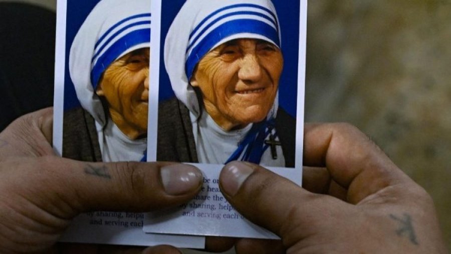Nënë Tereza, ikona shqiptare e dashurisë së Zotit, në 113-vjetorin e lindjes