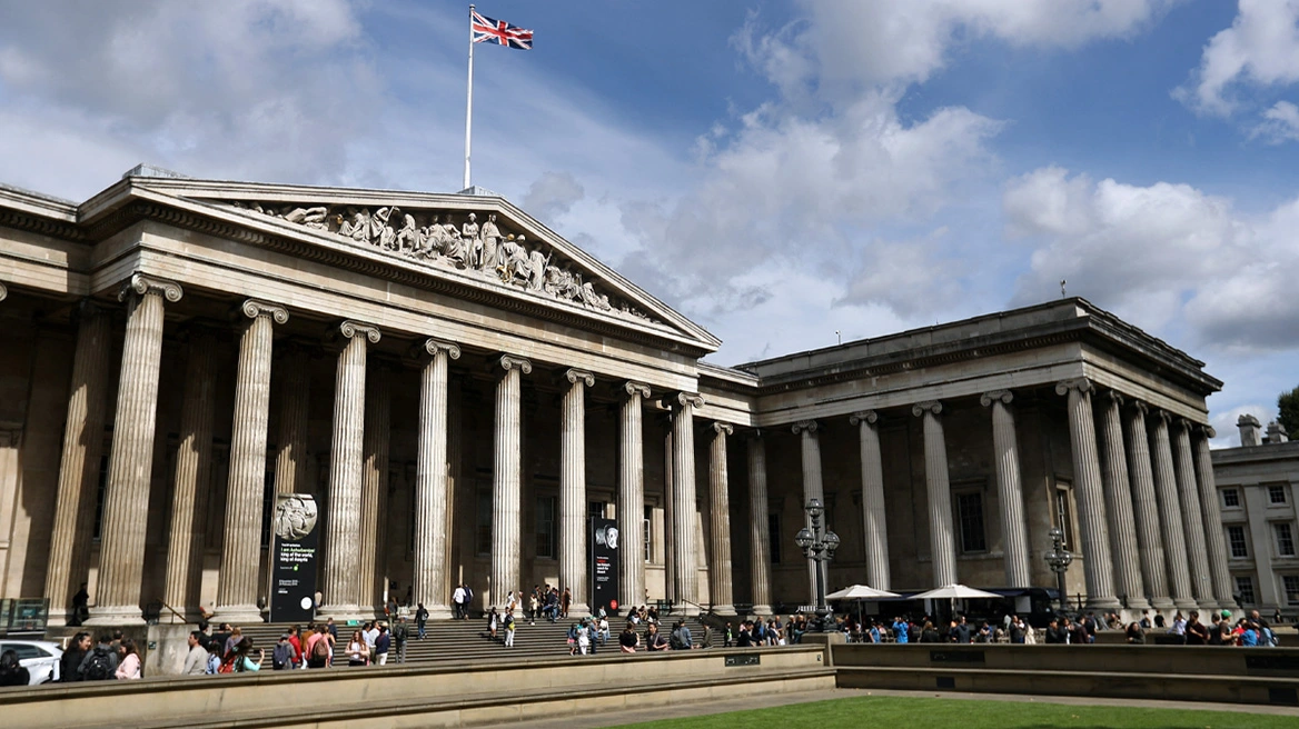 Drejtori i Muzeut Britanik jep dorëheqjen mes hetimeve për vjedhje