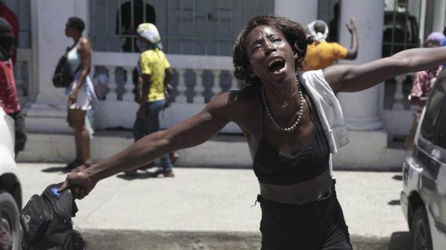 Banda kriminale hap zjarr ndaj protestuesve, vdesin 7 persona në Haiti