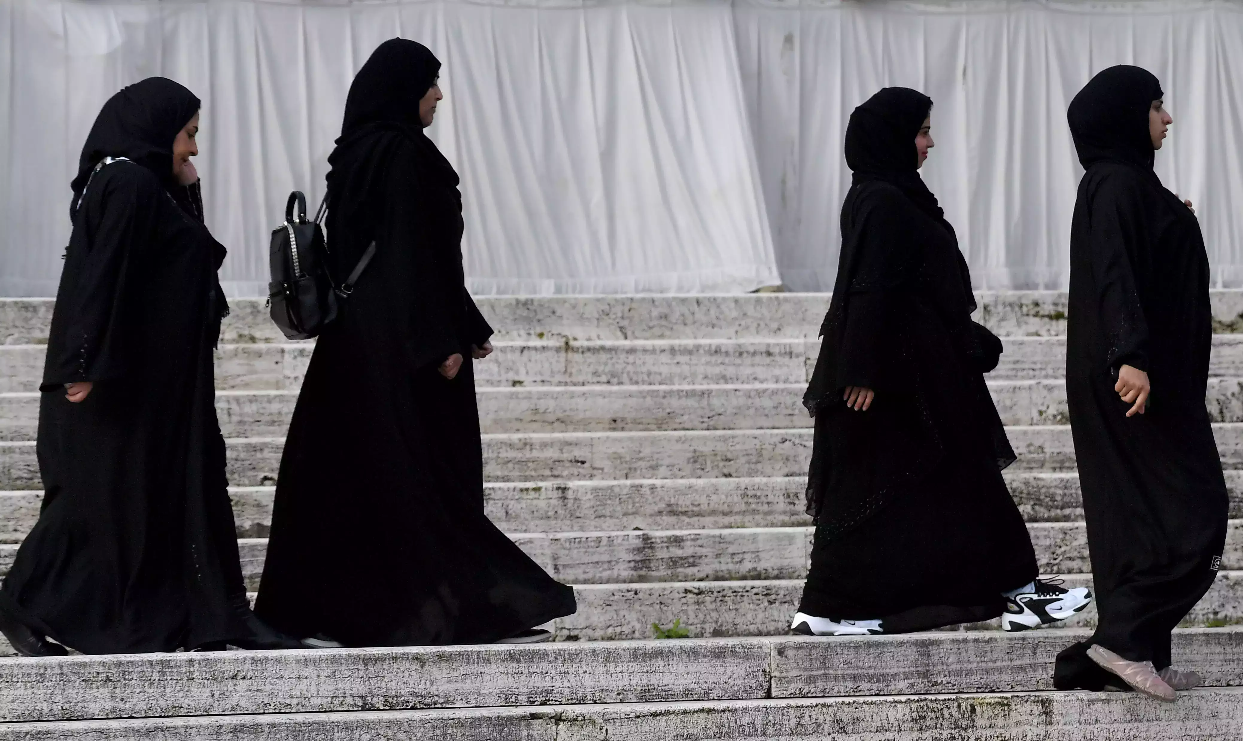 Franca do t'i ndalojë nxënëset të veshin mantelet islamike në shkollat shtetërore