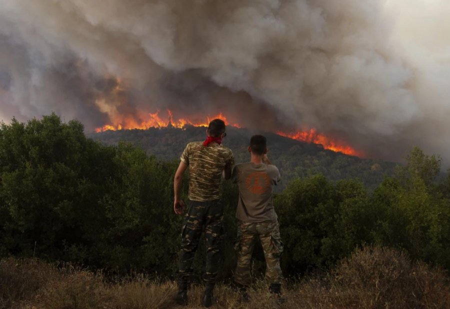 Më shumë se 600 zjarrfikës dhe avionë uji në luftë me zjarret në Greqi