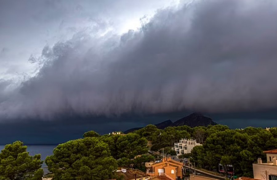 Stuhia godet qytetin spanjoll të mbushur me pushues