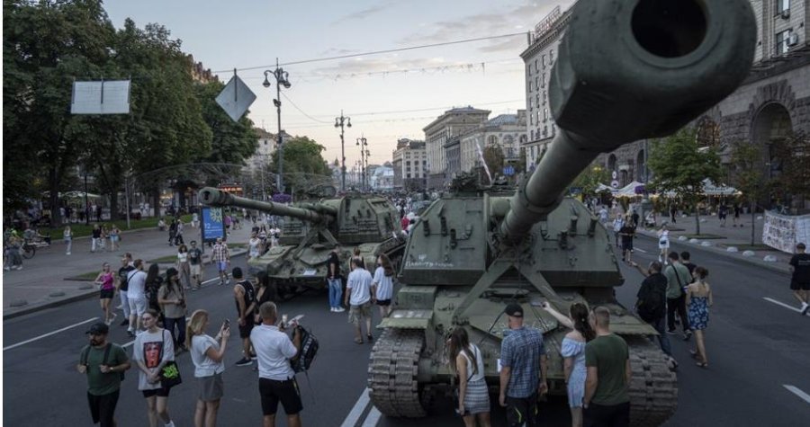 FOTO/ Tanket ruse të shkatërruara, rreshtohen në rrugët e Kievit