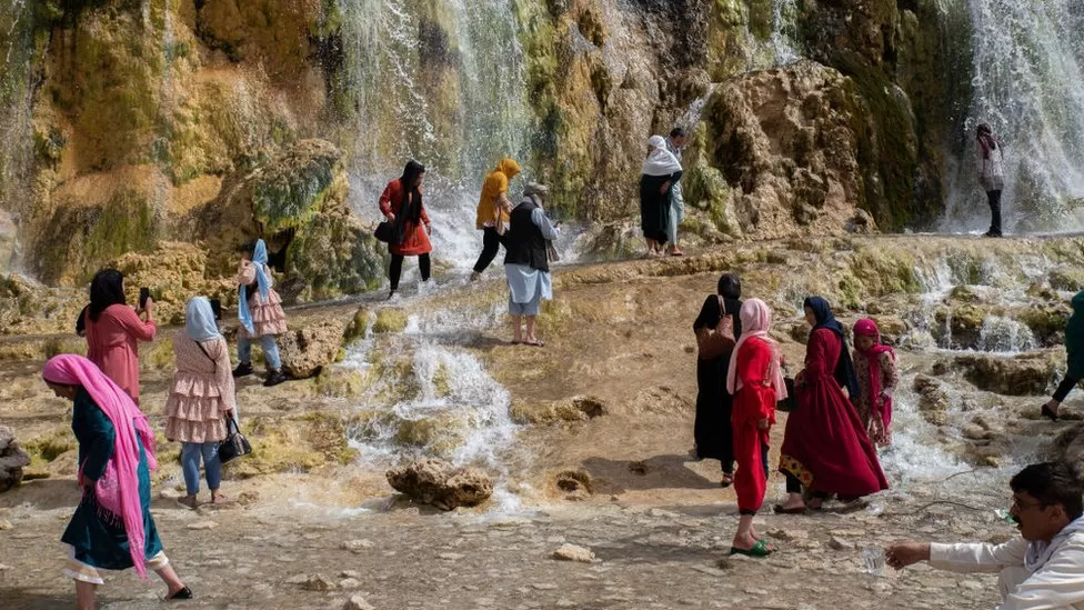 Talibanët ndalojnë gratë të vizitojnë parkun kombëtar popullor