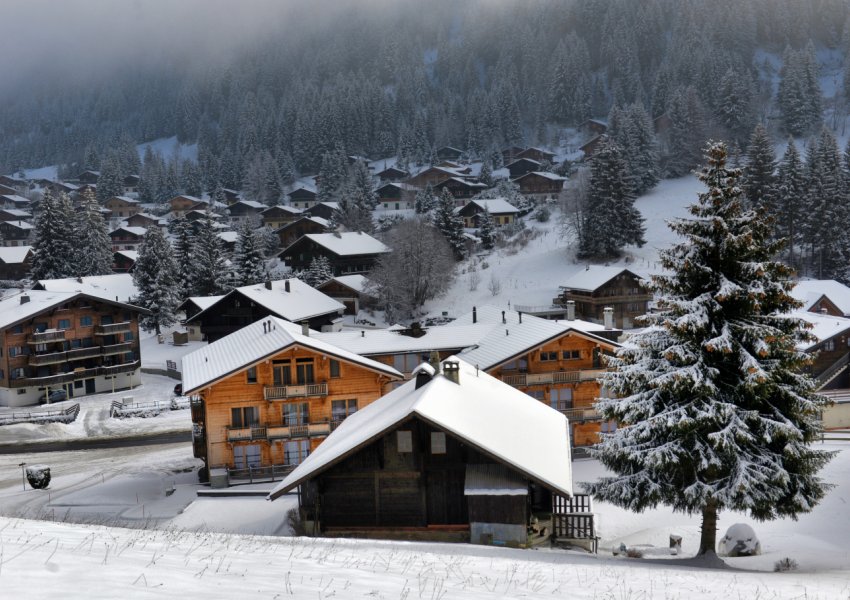 VIDEO/ Zvicër, katër ditë pas vapës bie dëborë