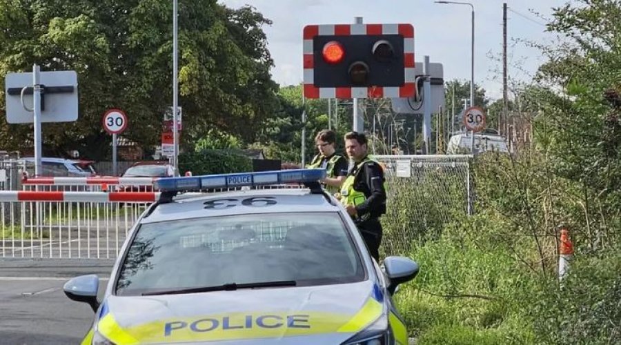 Tentoi të shpëtonte një burrë nga hedhja në shina, oficeri i policisë përplaset për vdekje nga treni