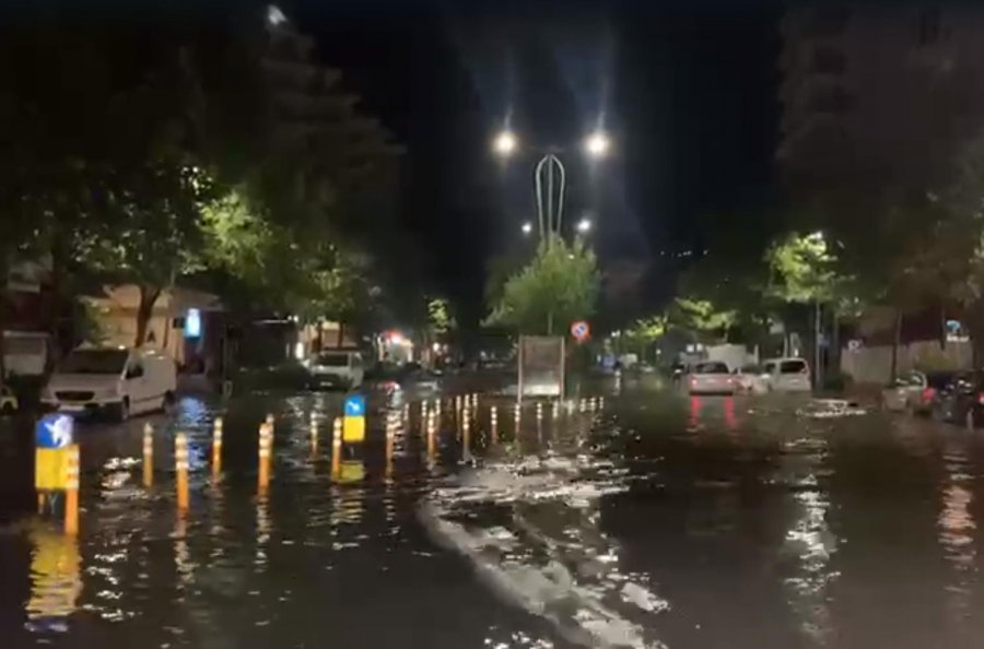 VIDEO/ Shiu i dendur i mëngjesit përmbyt rrugët e Vlorës, dëme edhe në plazhe