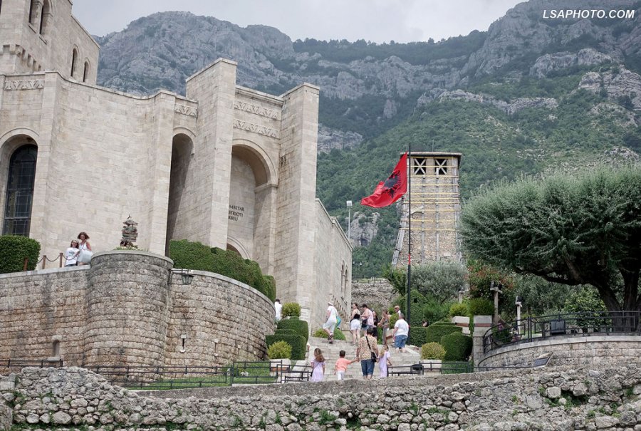 Çudia shqiptare: Turizmi rritet, konsumi i energjisë elektrike bie
