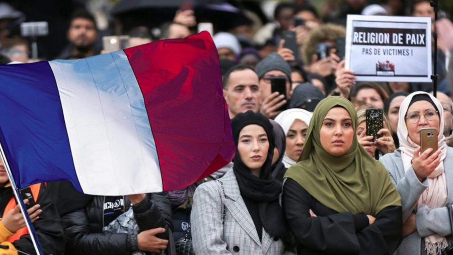 Vendimi i fortë/ Franca ndalon veshjen myslimane në shkollat shtetërore
