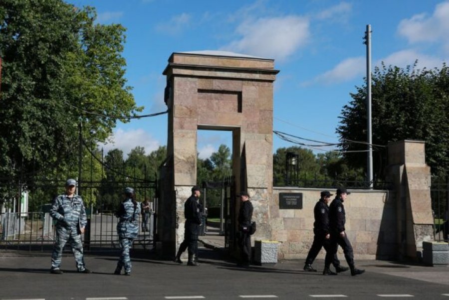 Varrimi i Prigozhinit/ Blindohen me policë varrezat e Shën Petersburgut 