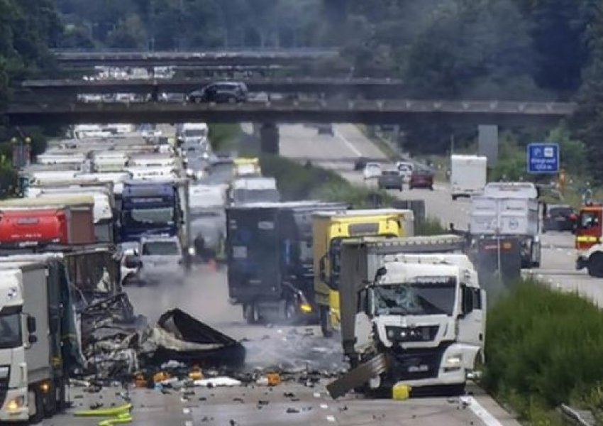 Përplasen 5 kamionë me njëri-tjetrin në Gjermani, 2 viktima dhe 1 i plagosur