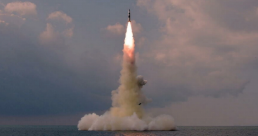 Koreja e Veriut lëshon një raketë balistike