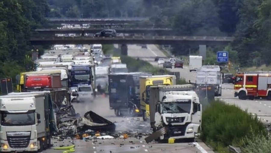 Përplasen 5 kamionë me njëri-tjetrin në Gjermani, 2 viktima dhe 1 i plagosur