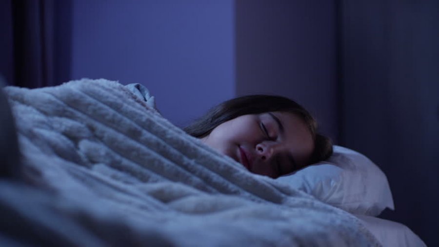 Cfarë ndodh me trupin tonë kur flemë gjumë?!