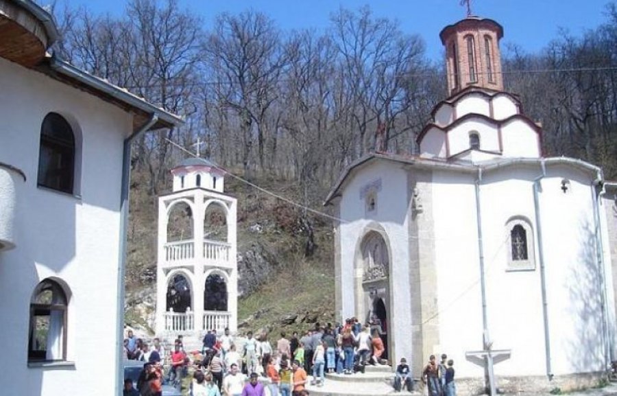Skandali/ Priftërinjtë serbë në Gjilan i detyrojnë fëmijët t’i këndojnë Rusisë