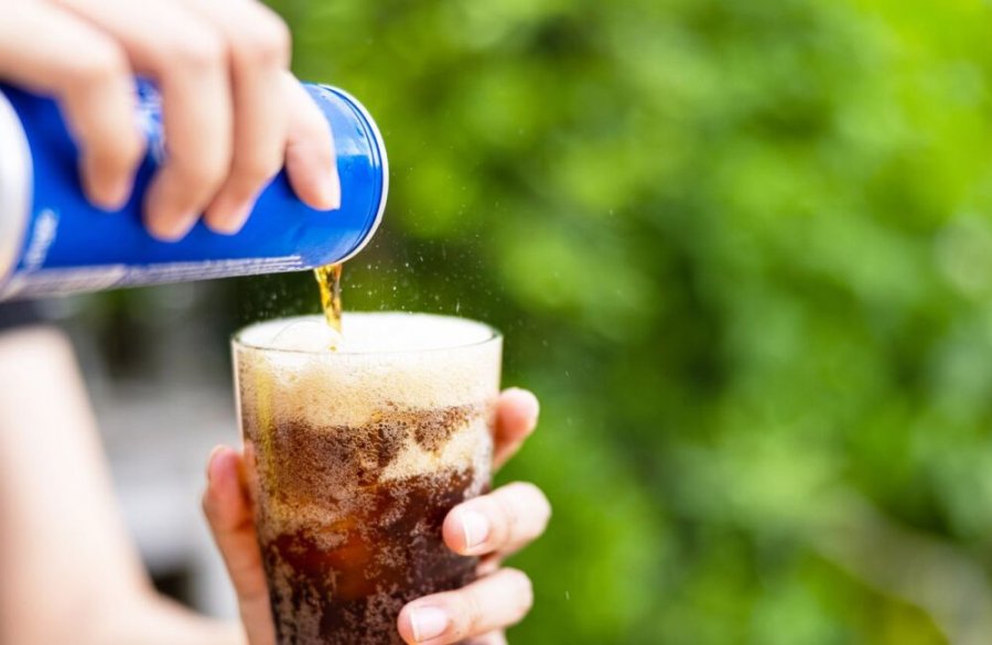 4 rreziqet e shëndetit që ju vijnë nga një pijet e konservuara