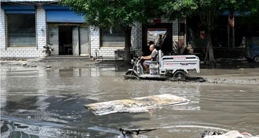 Përmbytjet në Kinë, 4 viktima dhe dhjetëra të zhdukur