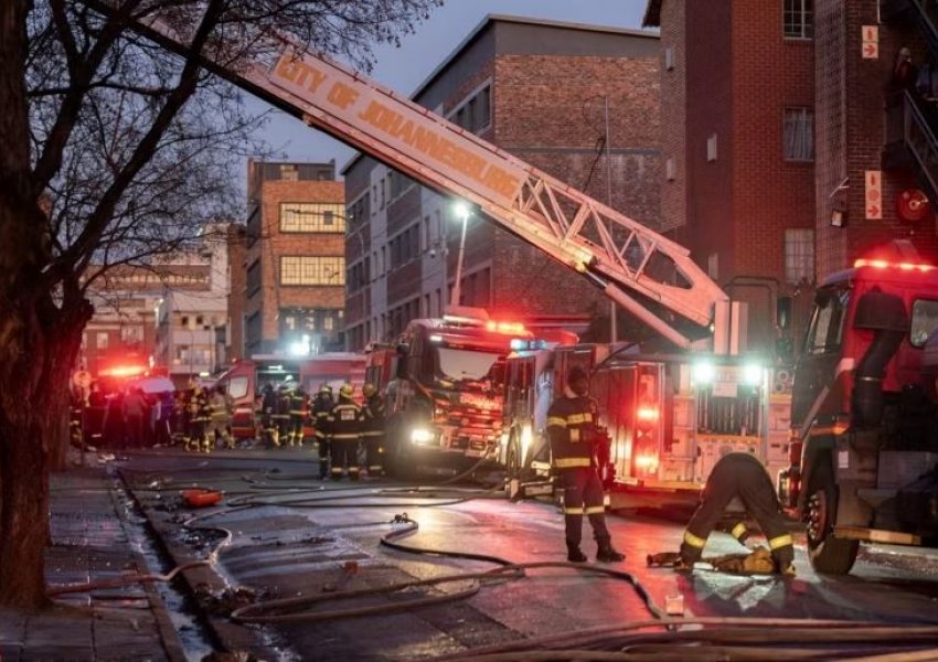 Rëndohet bilanci/ Zjarr në ndërtesën shumëkatëshe në Johanesburg, deri tani raportohet për 63 viktima