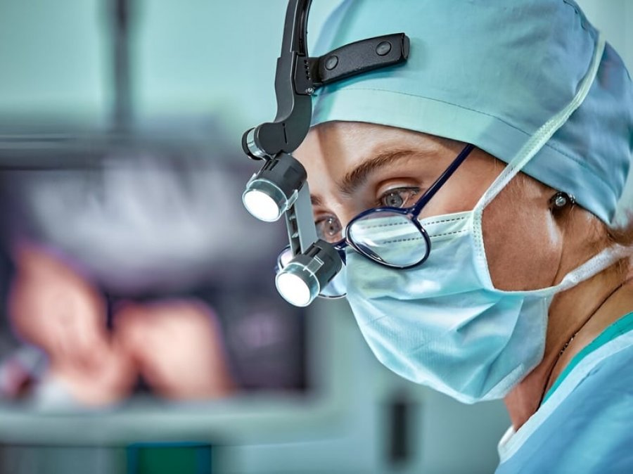 Njerëzit që operohen nga kirurge femra kanë më pak gjasa të kenë komplikime më vonë – pse?