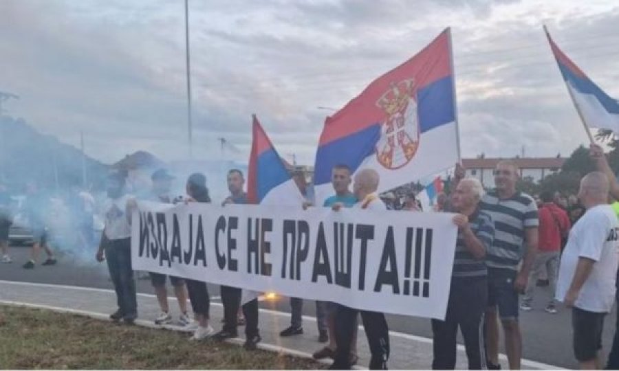 Presioni i Serbisë në Mal të Zi, qytetarët serbë protestojnë kundër formimit të qeverisë së re