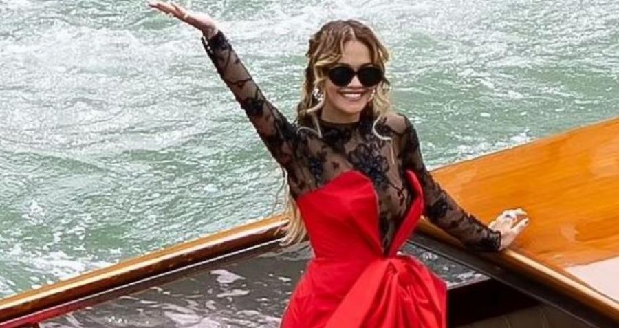 Rita Ora shfaqet e veshur kuq e zi në Festivalin e Filmit në Venecia
