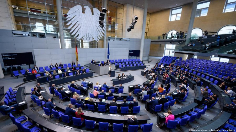 Emigracioni: Gjermania rregullon ligjin, përshpejton dëbimet, por edhe dhënien e shtetësisë