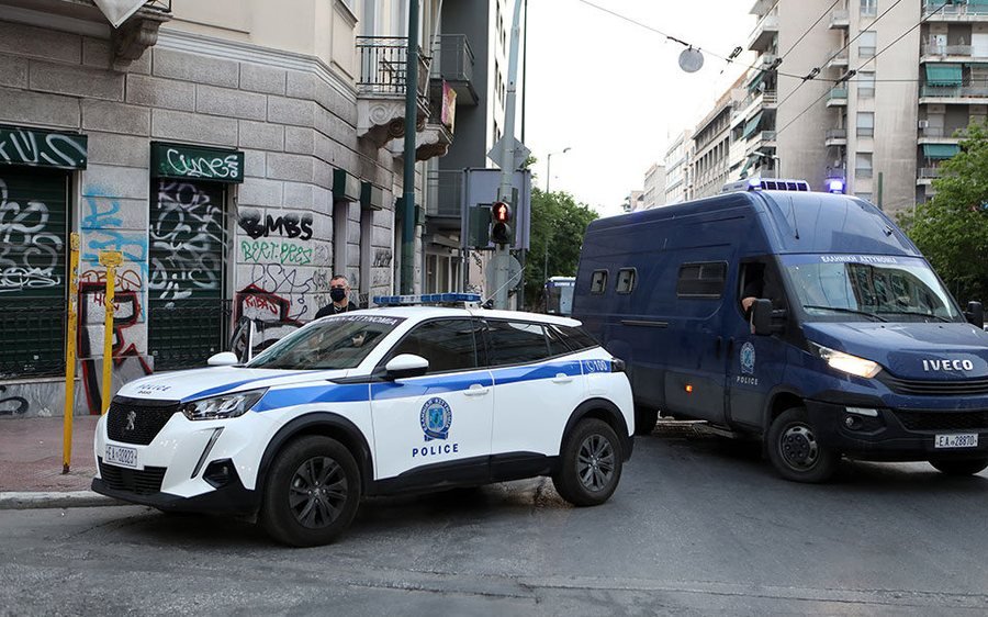 Qëlloi me thikë të moshuarin dhe dy fëmijët e tij, gjykata greke dënon me 20 vite burg shqiptarin