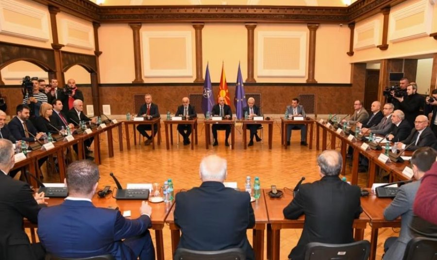VOA/ Maqedoni e Veriut drejt zgjedhjeve të dyfishta, drejtuesit e partive vendosin datën 
