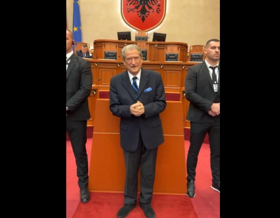 VIDEO/ Nis protesta në Kuvend, Berisha flet duke transmetuar direkt në Fb