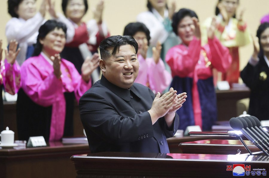Kim Jong Un kërkon nga gratë që të bëjnë më shumë fëmijë