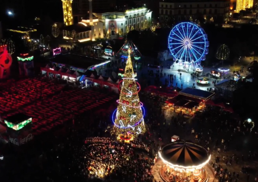 Tirana u jep mirëseardhjen festave të fundvitit, ndizen dritat e pemës në sheshin 'Skënderbej'