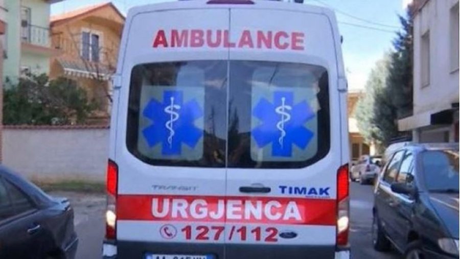 Makina del nga rruga dhe përmbyset në Sarandë, plagoset 23-vjeçari