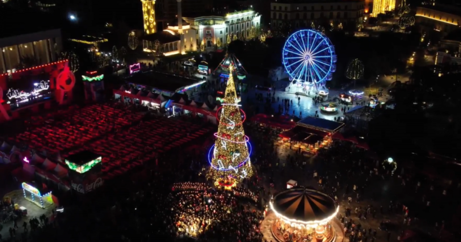 Tirana u jep mirëseardhjen festave të fundvitit, ndizen dritat e pemës në sheshin 'Skënderbej'