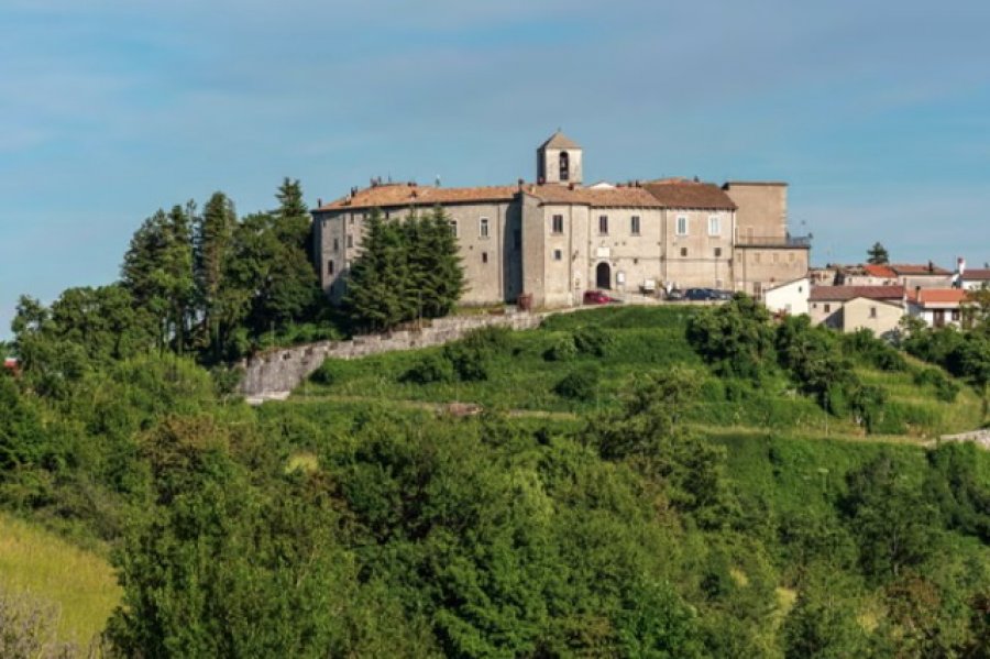 Zbulohet misteri i çarjes së gomave të makinave në një fshat në Itali