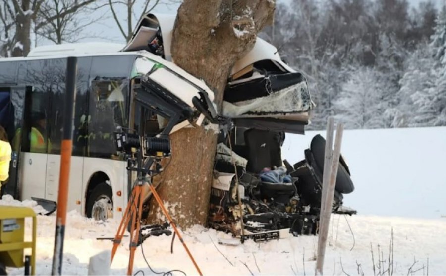 Aksident i rëndë në Gjermani! Autobusi i shkollës përplaset me borëpastruesen, një nxënës i vdekur, disa të plagosur