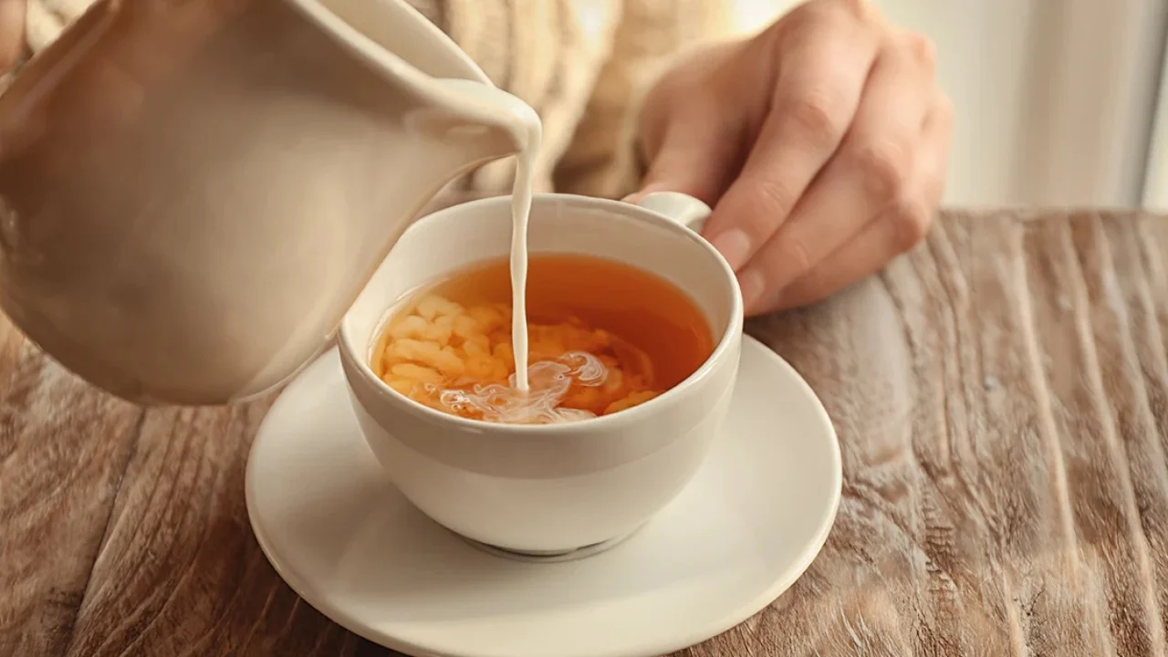 A e dini pse britanikët e shoqërojë çajin me qumësht?