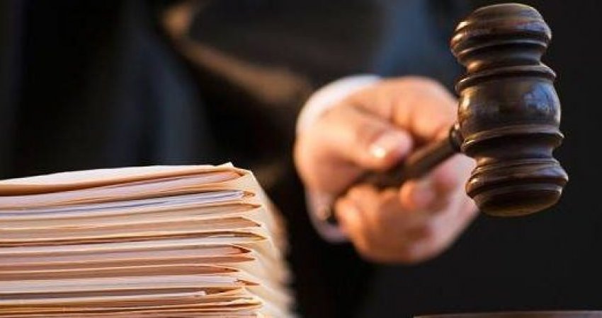 Ngrihet aktakuzë ndaj të pandehurit që tentoi t’i privojë nga jeta 4 persona në një lokal në Deçan