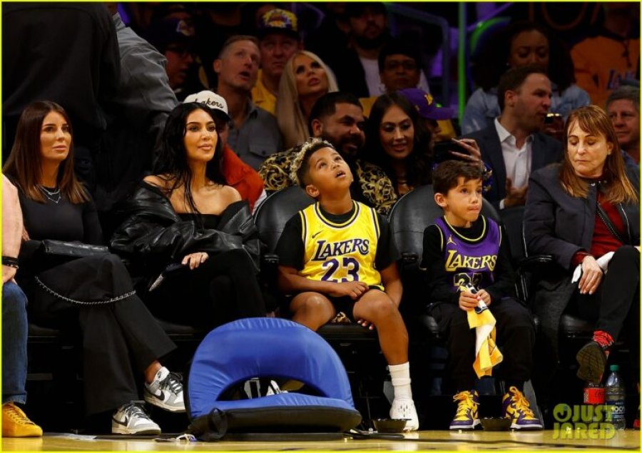 Sjellja e Kim Kardashian gjatë ndeshjes së 'Lakers' zemëron fansat/ Pse?
