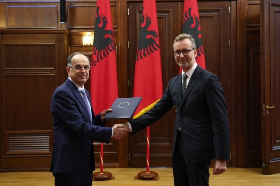 ‘Kënaqësi që jam në Shqipëri’, ambasadori i BE në Tiranë merr zyrtarisht detyrën