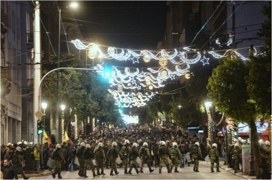 Greqia në protesta të fuqishme/ Në Athinë dhe Selanik, thyhen xhama dyqanesh dhe sulmohen forcat e policisë