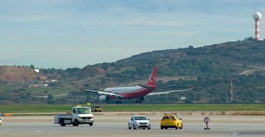 VIDEO/ Erdogan zbarkon në Athinë, rriten masat e sigurisë në aeroportin “Venizelos”