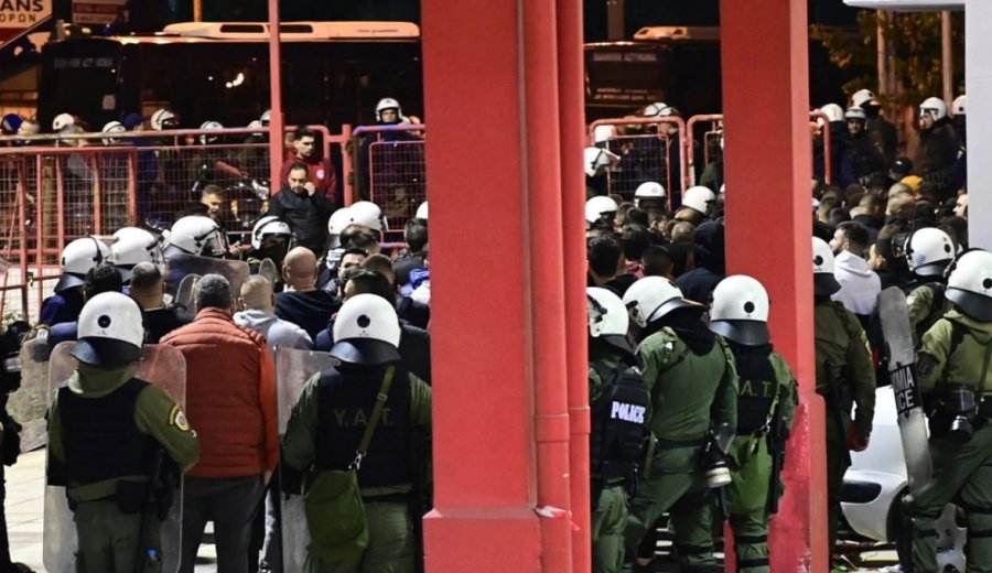 Plagosja e rëndë e policit në Olympiacos-Panathinaikos, kërkohet ndërprerja e aktiviteteve sportive