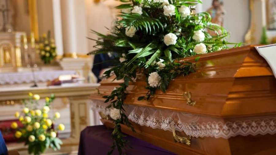 Funerali i gabuar... menduan se ishte i afërmi i tyre, familja djeg trupin e një personi të panjohur, u ngatërruan në funeral