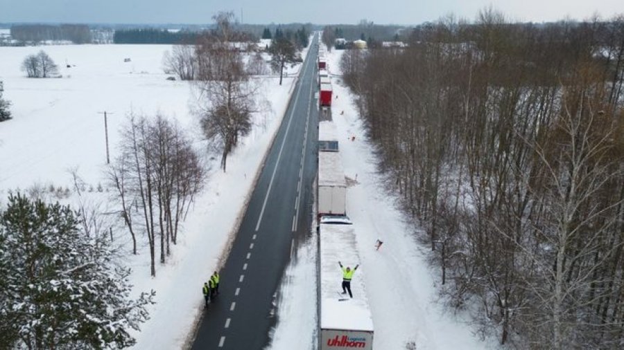 Kamionistët polakë bllokojnë kufirin me Ukrainën, rrezikohen ndihmat për fushën e betejës