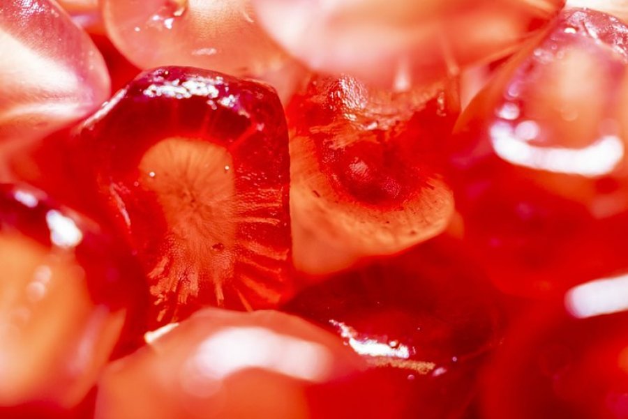 Sekretet e frutave të kuqe që i bëjnë mirë lëkurës dhe humorit