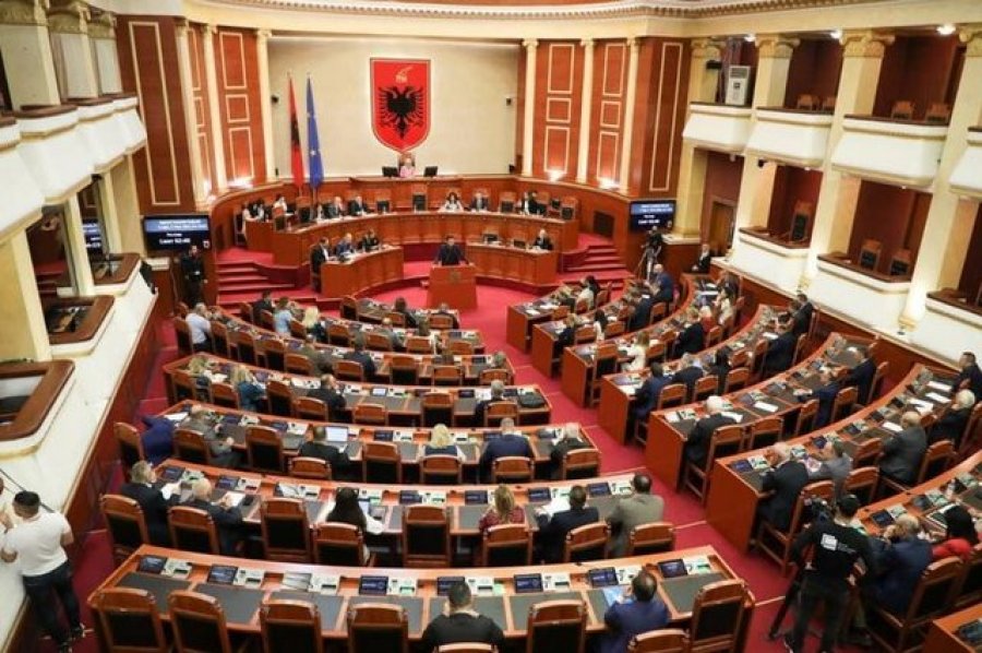 Projektligji i ‘Diasporës për Shqipërinë e Lirë’ për votën e emigrantëve mbërrin në Kuvend, 7 deputetë të opozitës e firmosin