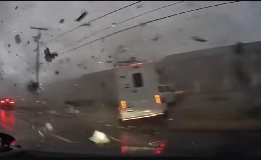 VIDEO/ U gjetën të përqafuar, tornado vret gruan dhe djalin e saj 2-vjeçar në Tennessee
