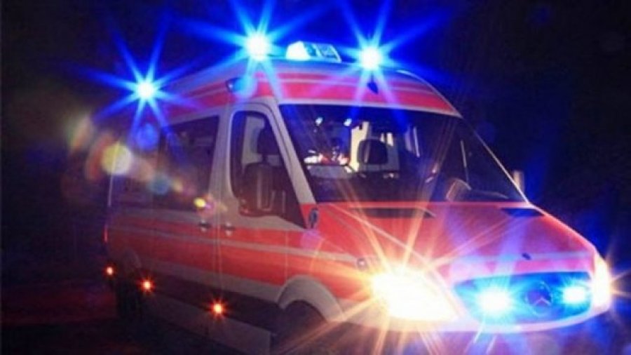 Aksident në aksin Elbasan-Rrogozhinë/ 57-vjeçari humb kontrollin e makinës, përfundon në spital