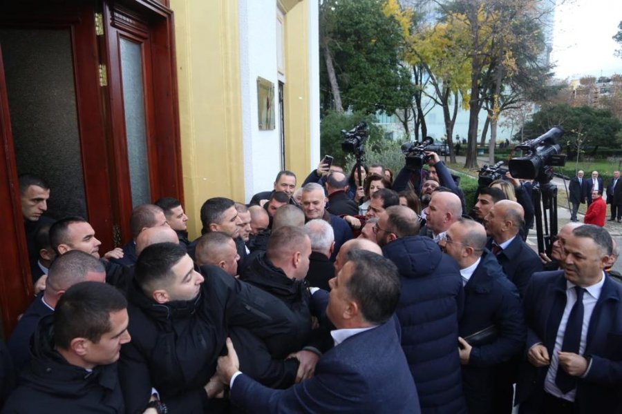 SKANDAL/ Garda nuk lejon asnjë deputet opozitar të futet në Kuvend
