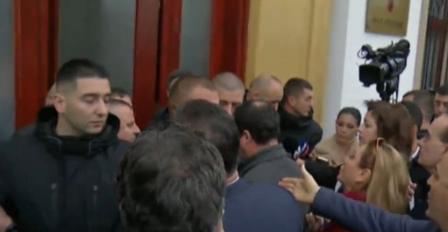 Parlamenti i rrethuar nga garda, nuk lejohen deputetët e opozitës të futen brenda